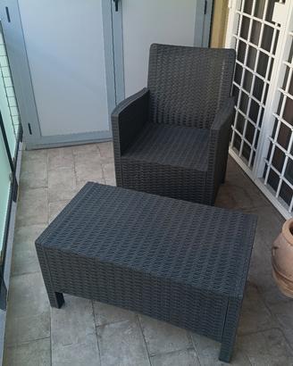 Set di poltroncine e tavolino da giardino.