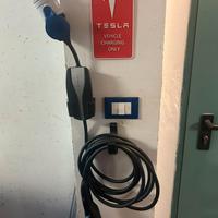 Staffe per caricatore e cavo per UMC Tesla