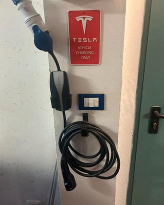 Staffe per caricatore e cavo per UMC Tesla