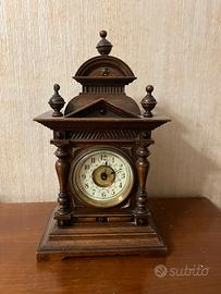 Antico orologio da tavolo o da camino
