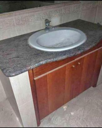 Lavandino in marmo con fontana e mobiletto legno