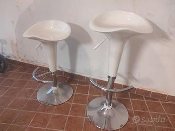 Sgabelli regolabili bianchi