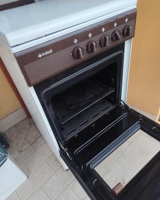 cucina 4 fuochi con forno  Indesit uso temporaneo 