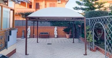 Gazebo Decorato con Tetto Curvo
