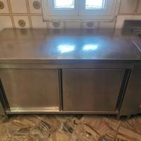 Tavolo armadiato in acciaio inox