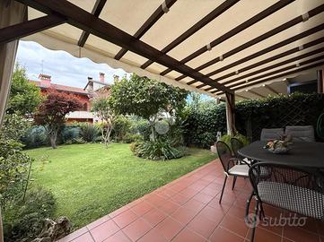 VILLA A SCHIERA CENTRALE A SCANZOROSCIATE