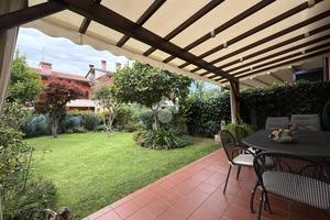 VILLA A SCHIERA CENTRALE A SCANZOROSCIATE