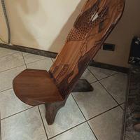 Sedia artigianale africana in legno intagliato
