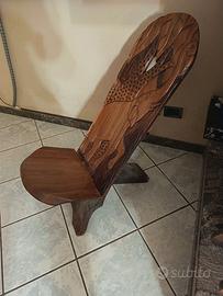 Sedia artigianale africana in legno intagliato