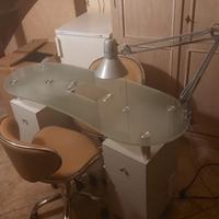 Tavolo per onicotecnica più sedie