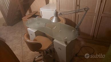 Tavolo per onicotecnica più sedie