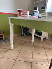 Tavolo in legno massiccio