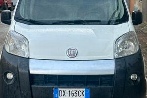 furgoncino bianco da lavoro