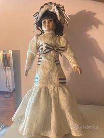 Bambola età vittoriana in ceramica  e piedistallo