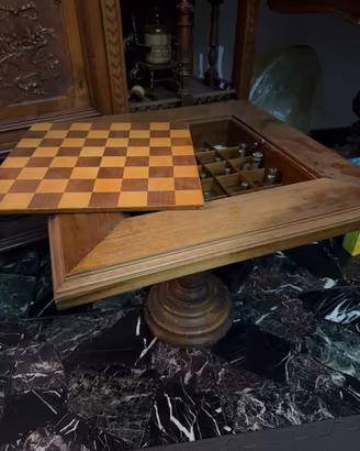 Tavolino con scacchiera