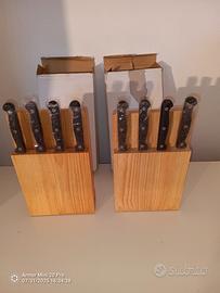 2 Ceppi con 8 coltelli da cucina e 2 taglieri