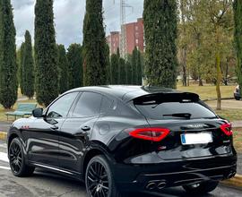 Maserati Levante Gransport SQ4 benzina total black