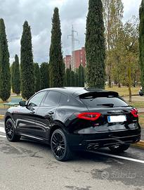 Maserati Levante Gransport SQ4 benzina total black