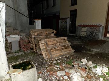  nr 14 pallet di varie dimensioni