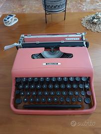 Macchina da scrivere Olivetti Lettera 22 "rosa"