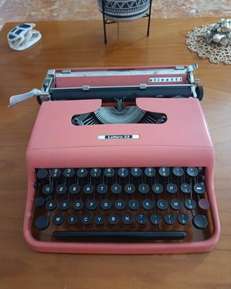 Macchina da scrivere Olivetti Lettera 22 "rosa"