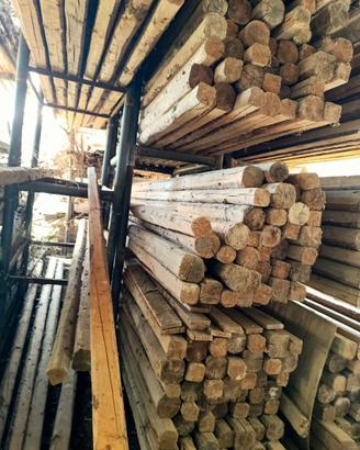 Stock travi in abete usate per tetti e strutture