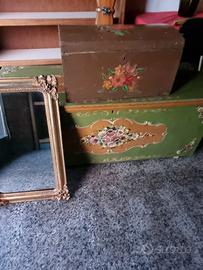 Vari mobili d'epoca, specchi, cassapanca,baule ecc