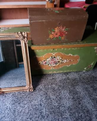 Vari mobili d'epoca, specchi, cassapanca,baule ecc