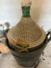 Vecchie damigiane in vetro