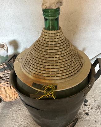 Vecchie damigiane in vetro