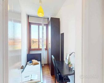 Stanza in appartamento di 150 m² a Milano