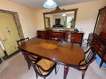 Sala in legno intarsiato
