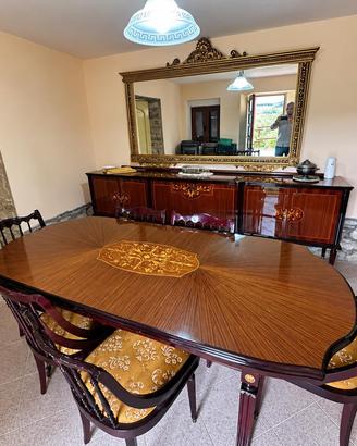 Sala in legno intarsiato