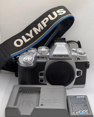 Olympus Om-D E-M1 SILVER Argento scatti 4.900