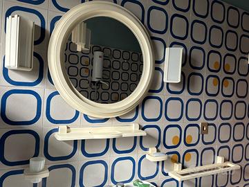 specchio e arredi bagno