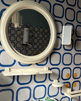 specchio e arredi bagno