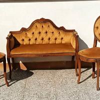 Divanetto con due sedie