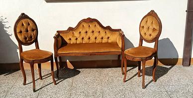 Divanetto con due sedie