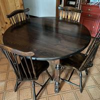 Tavolo e sedie in legno allungabile