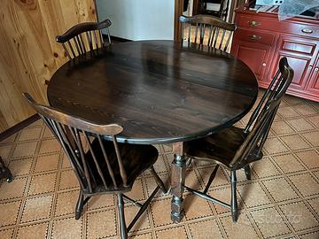 Tavolo e sedie in legno allungabile