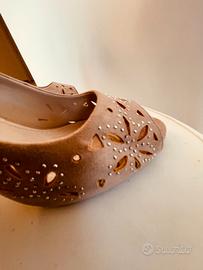 )    scarpe scamosciate beige