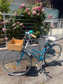 Bicicletta da città vintage con cestino in legno