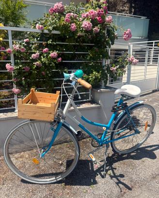 Bicicletta da città vintage con cestino in legno