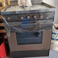 Cucina con fornelli piastra elettrica e forno