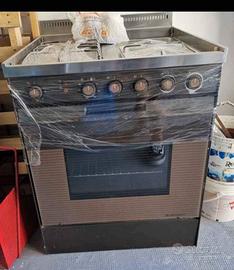 Cucina con fornelli piastra elettrica e forno