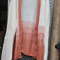 Cardigan con bottoni e scollo a V. 