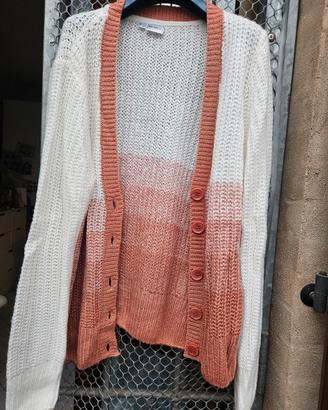 Cardigan con bottoni e scollo a V. 