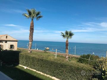Appartamento sul mare con giardino privato