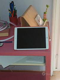 Apple iPad con cover rossa 