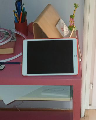 Apple iPad con cover rossa 